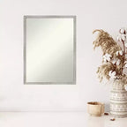 Miroir mural en bois blanc non biseauté à rainures, 19 po x 25 po - Amanti Art : Moderne rectangulaire, avec matériel de fixation