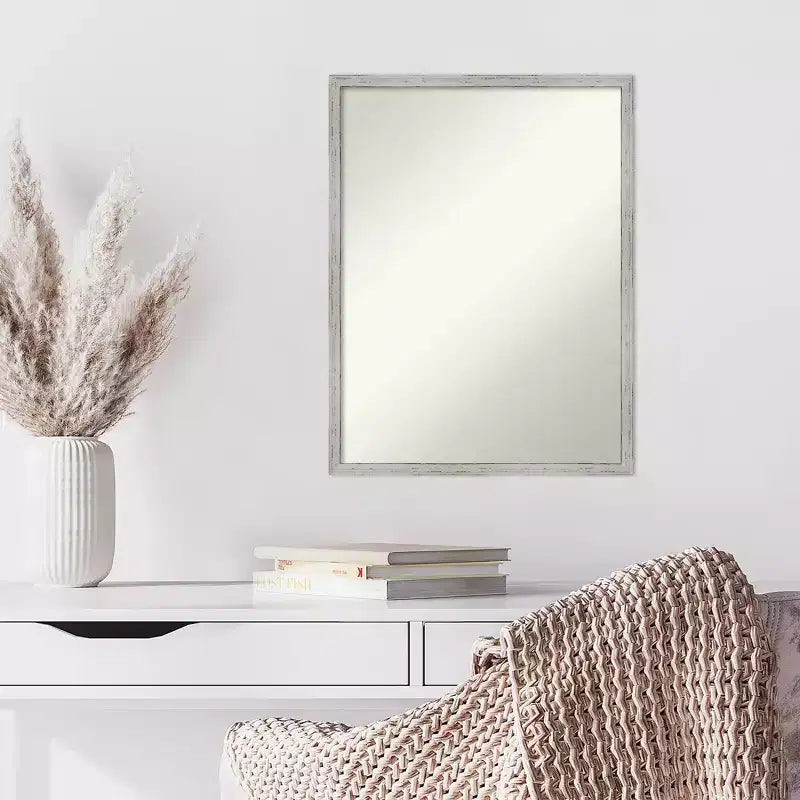 Miroir mural en bois blanc non biseauté à rainures, 19 po x 25 po - Amanti Art : Moderne rectangulaire, avec matériel de fixation