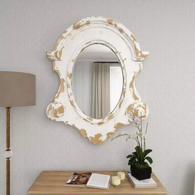 Miroir mural ovale sculpté Olivia & May en fibre de verre avec dessus cintré et finition vieillie blanche : cadre en résine, aucun assemblage requis