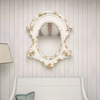 Miroir mural ovale sculpté Olivia & May en fibre de verre avec dessus cintré et finition vieillie blanche : cadre en résine, aucun assemblage requis