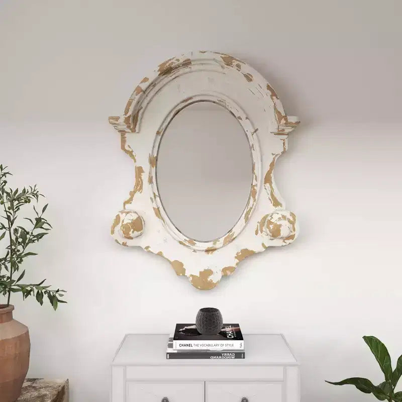 Miroir mural ovale sculpté Olivia & May en fibre de verre avec dessus cintré et finition vieillie blanche : cadre en résine, aucun assemblage requis