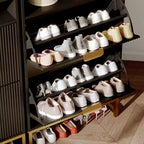 Meuble de rangement pour chaussures cannelé pour entrée, armoire à chaussures étroite en bois de 23,5 pouces avec 2 tiroirs basculants, étagère ouverte et pieds métalliques robustes