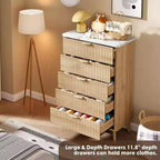 Commode cannelée avec plateau en faux marbre et 5 tiroirs profonds - commode en bois moderne de 120 cm de haut au profil incurvé pour chambre à coucher, chambre d'enfant, salon, couloir