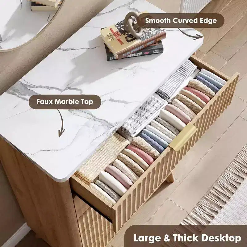 Commode cannelée avec plateau en faux marbre et 5 tiroirs profonds - commode en bois moderne de 120 cm de haut au profil incurvé pour chambre à coucher, chambre d'enfant, salon, couloir