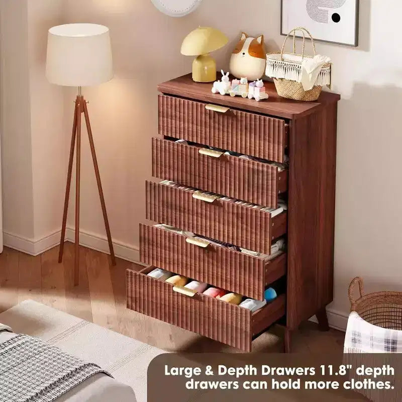 Commode cannelée avec plateau en faux marbre et 5 tiroirs profonds - commode en bois moderne de 120 cm de haut au profil incurvé pour chambre à coucher, chambre d'enfant, salon, couloir