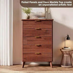 Commode cannelée avec plateau en faux marbre et 5 tiroirs profonds - commode en bois moderne de 120 cm de haut au profil incurvé pour chambre à coucher, chambre d'enfant, salon, couloir