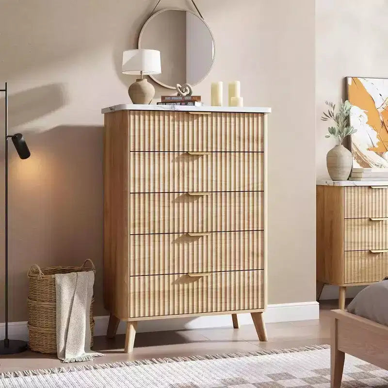 Commode cannelée avec plateau en faux marbre et 5 tiroirs profonds - commode en bois moderne de 120 cm de haut au profil incurvé pour chambre à coucher, chambre d'enfant, salon, couloir