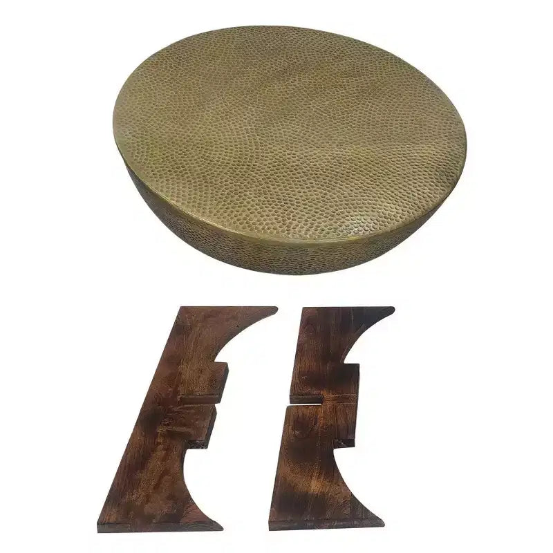 Table basse Royal Hampton | Plateau rond en métal martelé | Piètement en bois de manguier | Laiton antique
