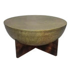 Table basse Royal Hampton | Plateau rond en métal martelé | Piètement en bois de manguier | Laiton antique