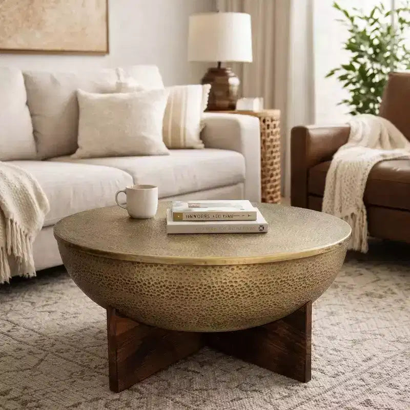 Table basse Royal Hampton | Plateau rond en métal martelé | Piètement en bois de manguier | Laiton antique