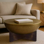 Table basse Royal Hampton | Plateau rond en métal martelé | Piètement en bois de manguier | Laiton antique