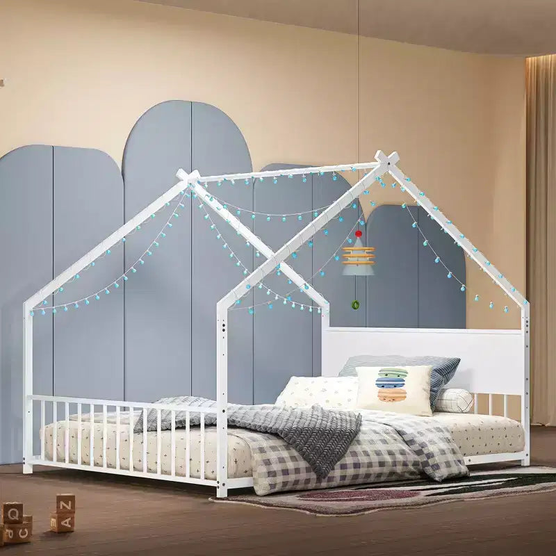 Lit cabane pour enfants Bellemave, taille complète, avec toit et lumières LED, cadre en métal avec lattes, lit bas pour garçons et filles, sommeil douillet, amusant et sûr, blanc