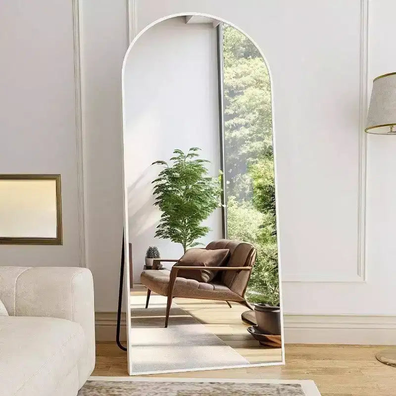 Miroir arqué blanc 71x26 avec support et cadre en aluminium. Design pleine longueur pour chambre ou salon.
