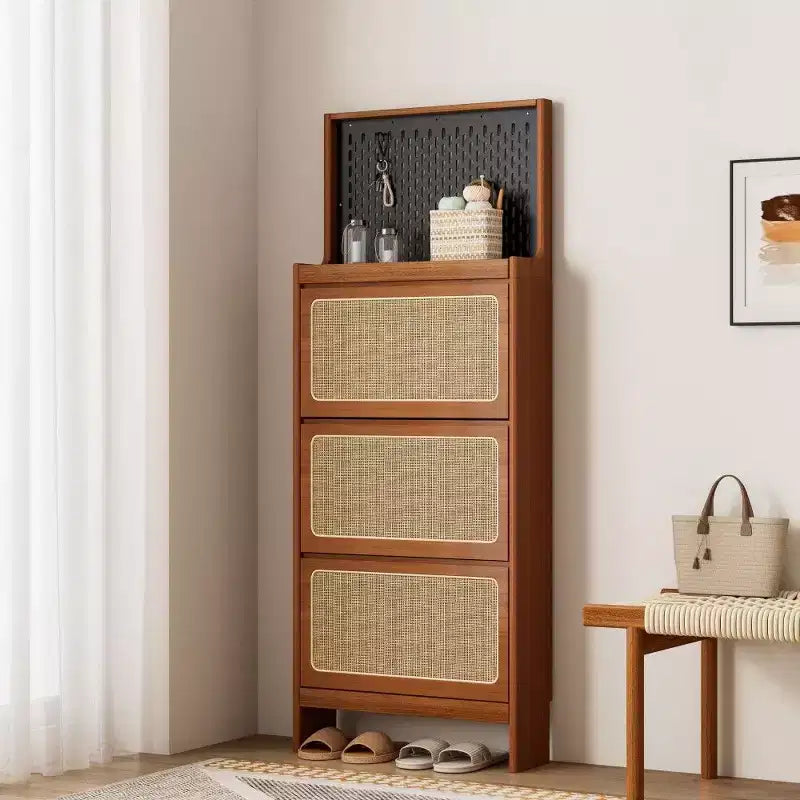 Meuble à chaussures TUYOHW en noyer et rotin avec 3 tiroirs basculants et panneau perforé, meuble de rangement étroit de 65 cm de haut pour entrée avec dispositif anti-basculement