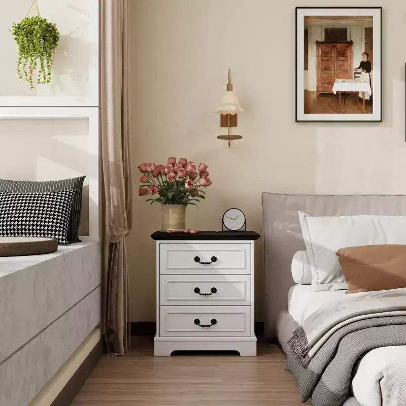 TYBOATLE Table de Chevet Blanche à 3 Tiroirs avec Station de Charge, Table de Chevet de Style Ferme avec Ports USB et Type-C, Grande Table d'Appoint pour Chambre à Coucher et Salon