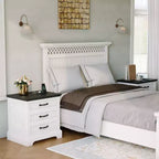 Table de chevet de style ferme moderne avec 3 grands tiroirs, table d'appoint rustique de 63 cm de large, table de chevet rétro en bois pour chambre à coucher, blanc