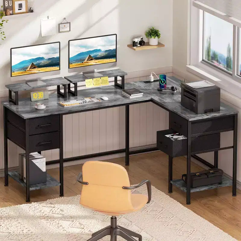 Qwatto Bureau d'angle en forme de L gris de 150 cm avec station de charge, bureau de jeu pour deux personnes, 4 tiroirs, 2 supports d'écran, poste de travail de bureau à domicile