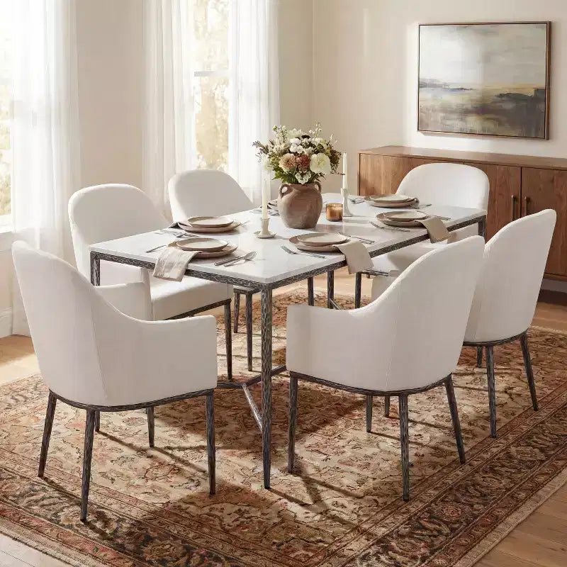 Table de salle à manger Yvanna 7 pièces de Christopher Knight Home de style industriel chic, en pierre frittée forgée à la main, avec chaises de salle à manger rembourrées à accoudoirs.