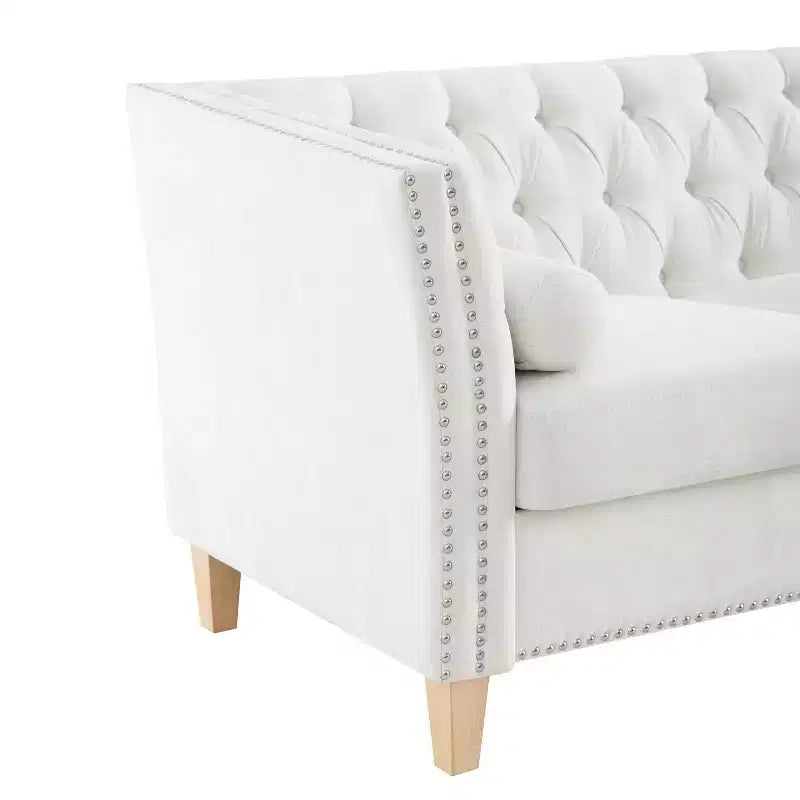 Canapé 3 places matelassé Cloud avec 2 oreillers, garniture cloutée et pieds en bois massif, Beige - ModernLuxe