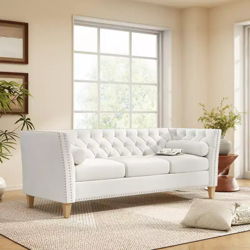 Canapé 3 places matelassé Cloud avec 2 oreillers, garniture cloutée et pieds en bois massif, Beige - ModernLuxe