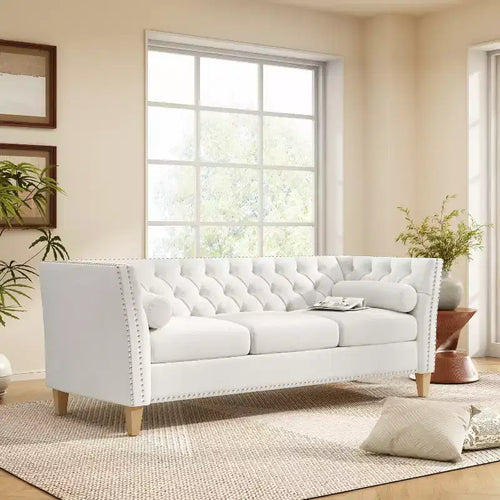 Canapé 3 places matelassé Cloud avec 2 oreillers, garniture cloutée et pieds en bois massif, Beige - ModernLuxe