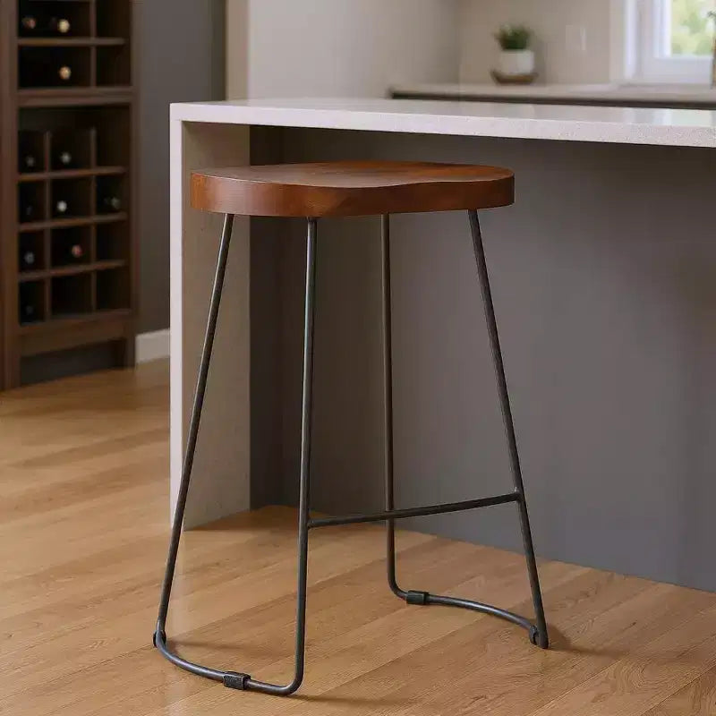 Chaise de bar hauteur bar HomeRoots 30 en bois massif marron et noir et fer forgé