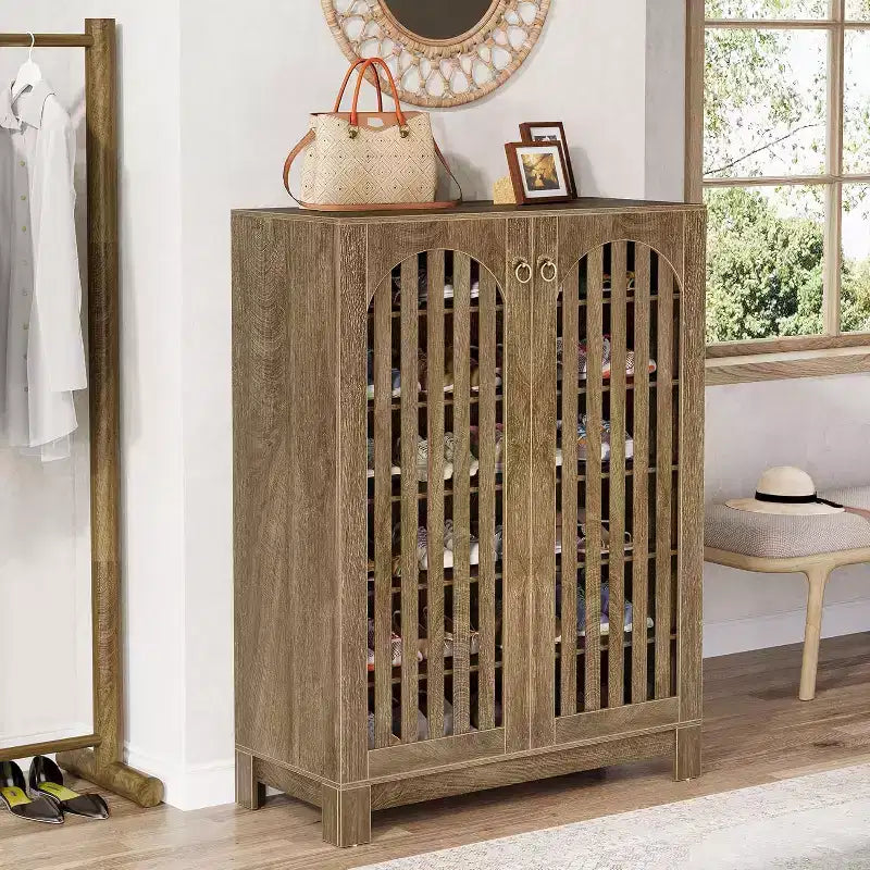 Meuble à chaussures Lantine avec portes à persiennes, Organisateur de chaussures à 6 niveaux pour entrée avec étagères réglables pour salon, chambre, bois naturel