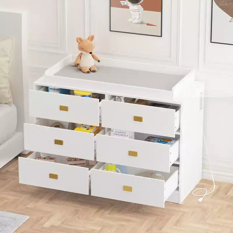 Commode/table à langer 6 tiroirs blanche pour chambre de bébé – plateau amovible avec matelas à langer, inclut un espace de rangement pour vêtements et accessoires.