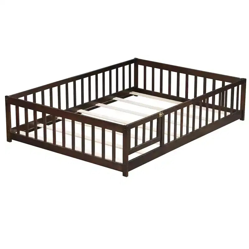 Lit au sol Montessori pleine grandeur Bellemave avec clôture et porte, lit bas en bois pour enfants avec barrières de sécurité, en bois d'hévéa massif, assemblage facile