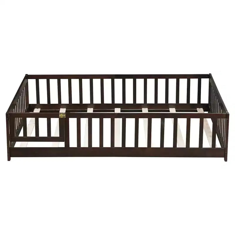 Lit au sol Montessori pleine grandeur Bellemave avec clôture et porte, lit bas en bois pour enfants avec barrières de sécurité, en bois d'hévéa massif, assemblage facile