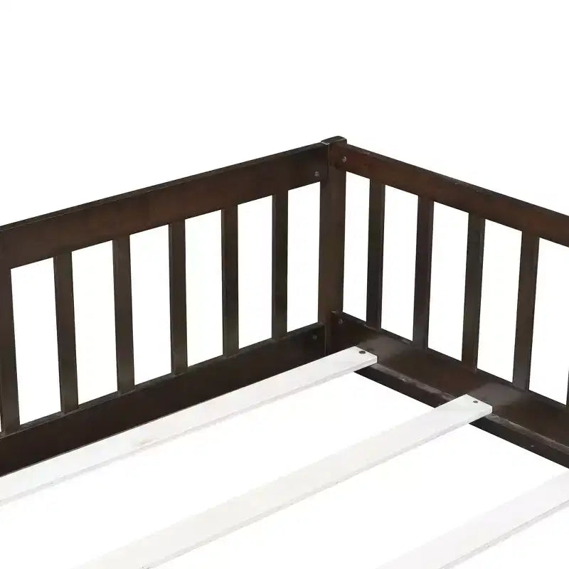 Lit au sol Montessori pleine grandeur Bellemave avec clôture et porte, lit bas en bois pour enfants avec barrières de sécurité, en bois d'hévéa massif, assemblage facile