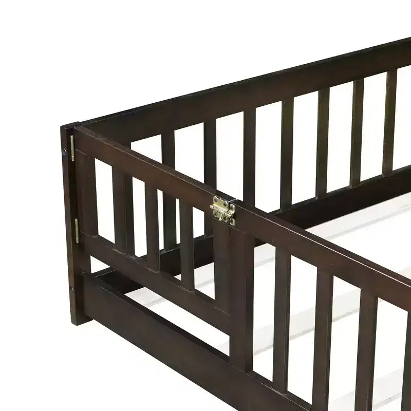 Lit au sol Montessori pleine grandeur Bellemave avec clôture et porte, lit bas en bois pour enfants avec barrières de sécurité, en bois d'hévéa massif, assemblage facile