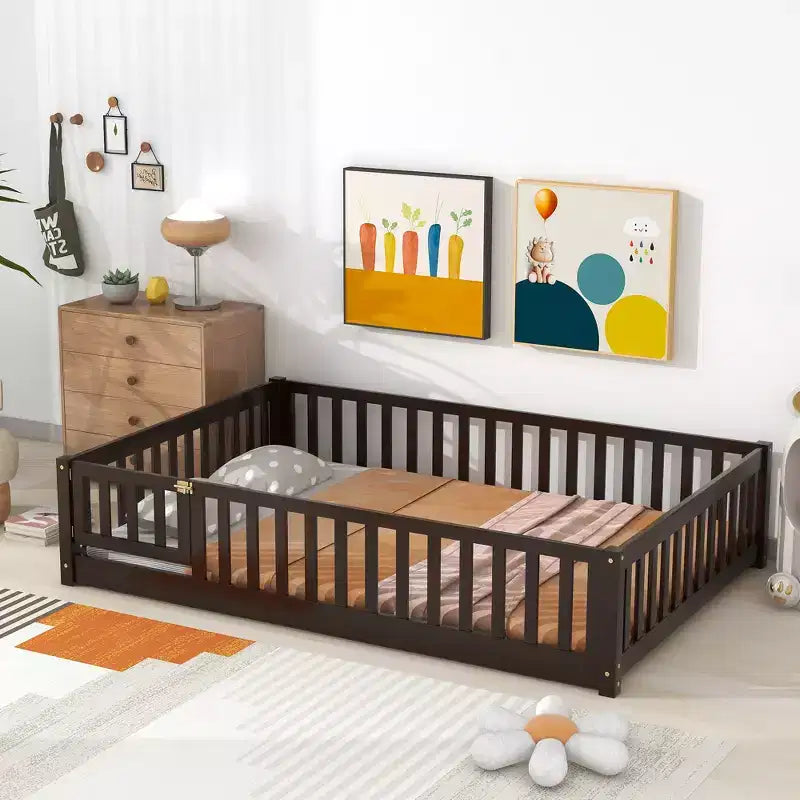Lit au sol Montessori pleine grandeur Bellemave avec clôture et porte, lit bas en bois pour enfants avec barrières de sécurité, en bois d'hévéa massif, assemblage facile
