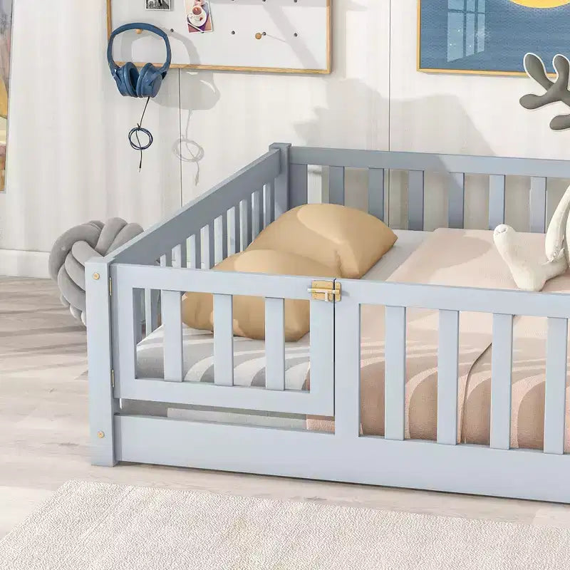 Lit au sol Montessori pleine grandeur Bellemave avec clôture et porte, lit bas en bois pour enfants avec barrières de sécurité, en bois d'hévéa massif, assemblage facile