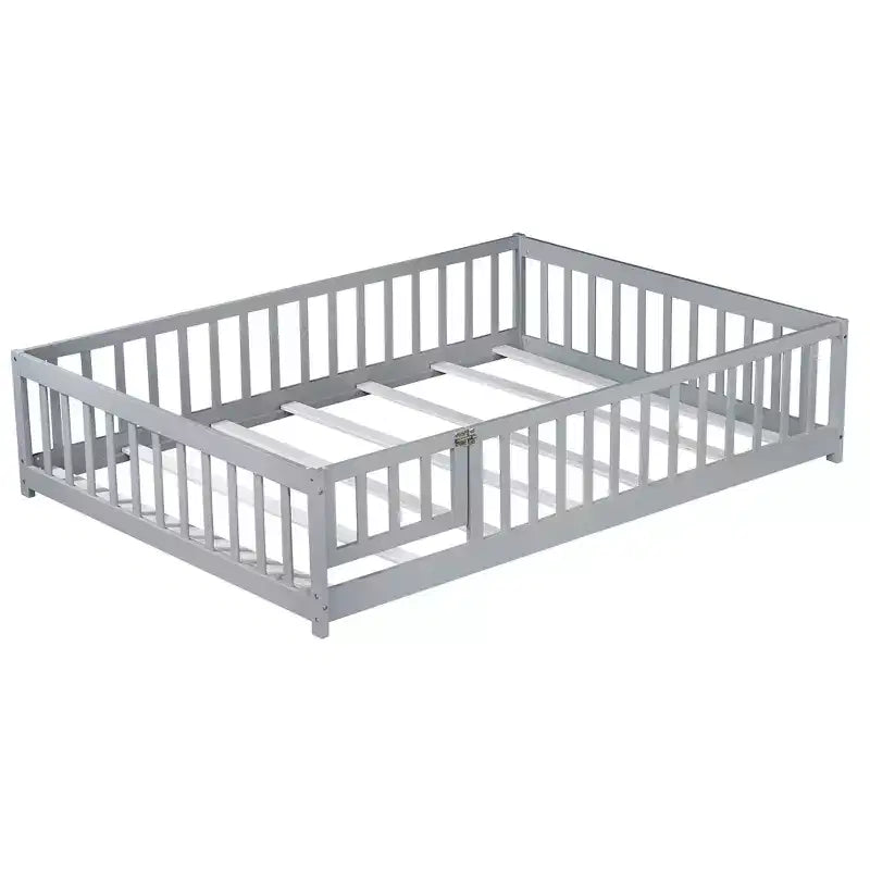 Lit au sol Montessori pleine grandeur Bellemave avec clôture et porte, lit bas en bois pour enfants avec barrières de sécurité, en bois d'hévéa massif, assemblage facile