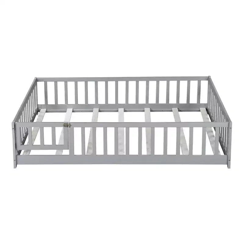 Lit au sol Montessori pleine grandeur Bellemave avec clôture et porte, lit bas en bois pour enfants avec barrières de sécurité, en bois d'hévéa massif, assemblage facile