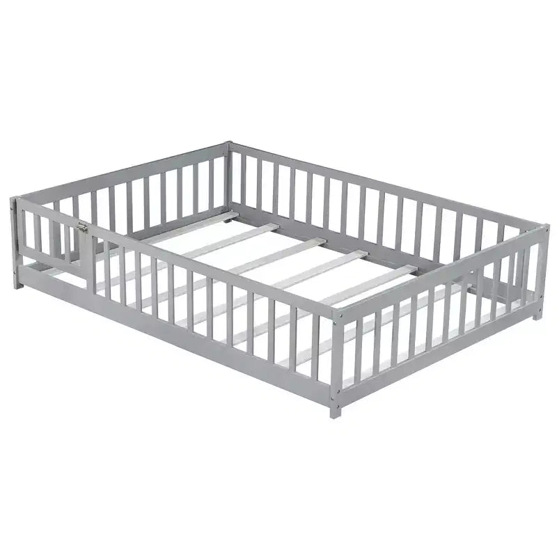Lit au sol Montessori pleine grandeur Bellemave avec clôture et porte, lit bas en bois pour enfants avec barrières de sécurité, en bois d'hévéa massif, assemblage facile