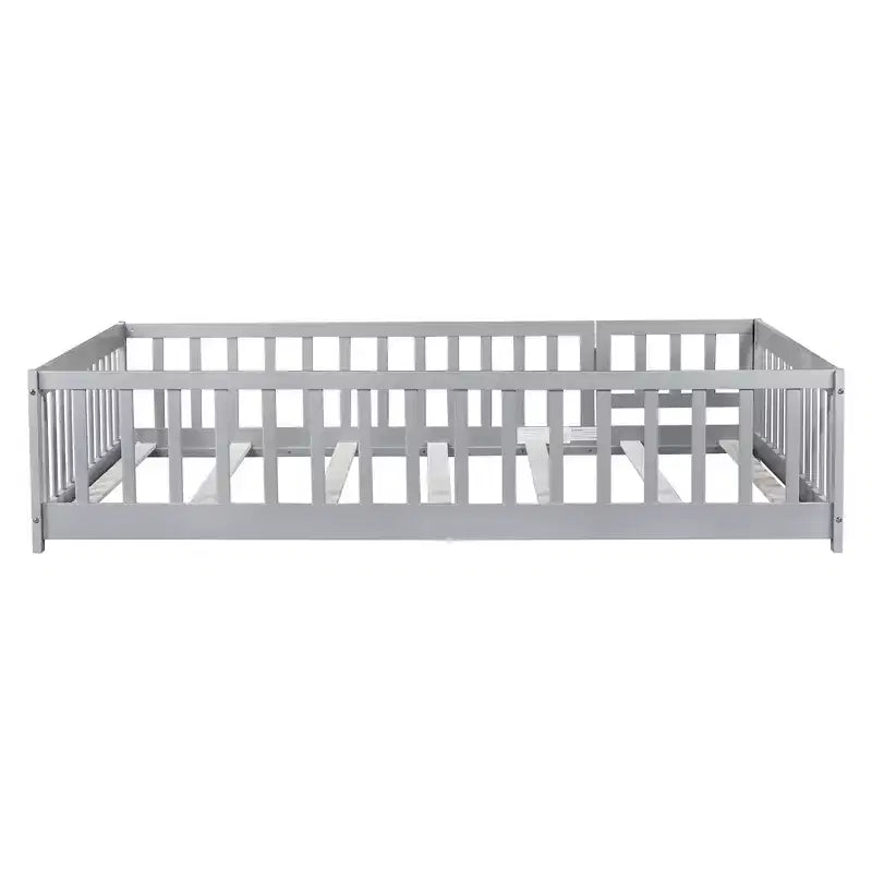 Lit au sol Montessori pleine grandeur Bellemave avec clôture et porte, lit bas en bois pour enfants avec barrières de sécurité, en bois d'hévéa massif, assemblage facile