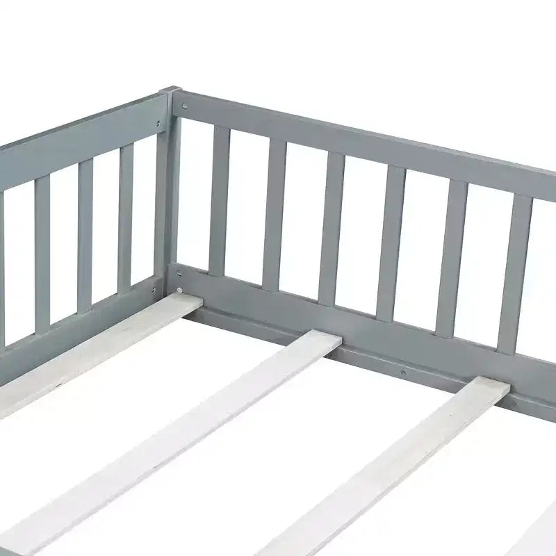 Lit au sol Montessori pleine grandeur Bellemave avec clôture et porte, lit bas en bois pour enfants avec barrières de sécurité, en bois d'hévéa massif, assemblage facile