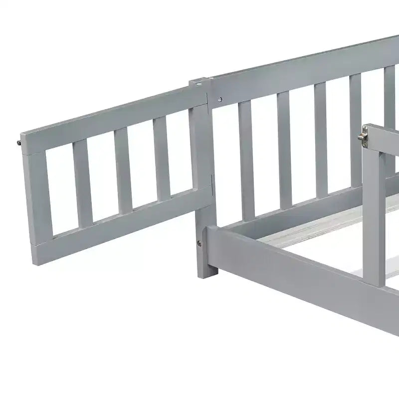 Lit au sol Montessori pleine grandeur Bellemave avec clôture et porte, lit bas en bois pour enfants avec barrières de sécurité, en bois d'hévéa massif, assemblage facile