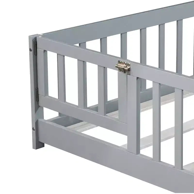 Lit au sol Montessori pleine grandeur Bellemave avec clôture et porte, lit bas en bois pour enfants avec barrières de sécurité, en bois d'hévéa massif, assemblage facile