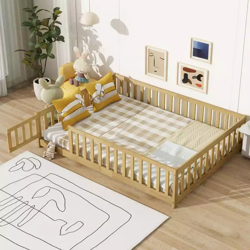 Lit au sol Montessori pleine grandeur Bellemave avec clôture et porte, lit bas en bois pour enfants avec barrières de sécurité, en bois d'hévéa massif, assemblage facile
