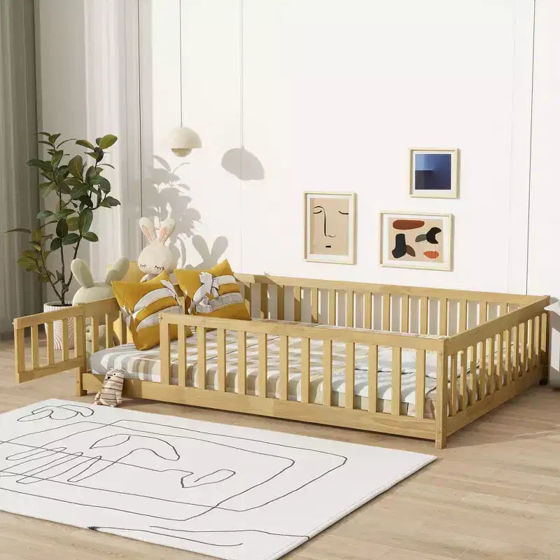 Lit au sol Montessori pleine grandeur Bellemave avec clôture et porte, lit bas en bois pour enfants avec barrières de sécurité, en bois d'hévéa massif, assemblage facile