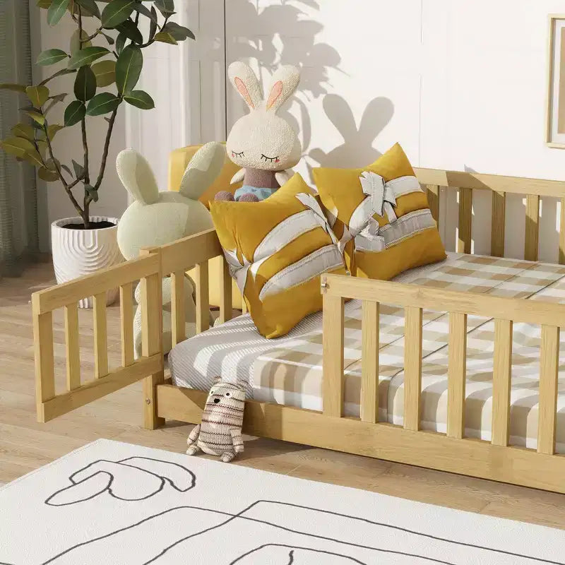 Lit au sol Montessori pleine grandeur Bellemave avec clôture et porte, lit bas en bois pour enfants avec barrières de sécurité, en bois d'hévéa massif, assemblage facile