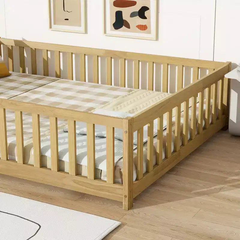 Lit au sol Montessori pleine grandeur Bellemave avec clôture et porte, lit bas en bois pour enfants avec barrières de sécurité, en bois d'hévéa massif, assemblage facile