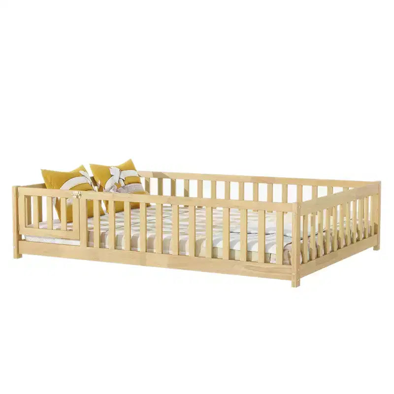 Lit au sol Montessori pleine grandeur Bellemave avec clôture et porte, lit bas en bois pour enfants avec barrières de sécurité, en bois d'hévéa massif, assemblage facile