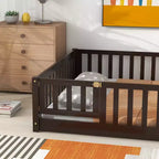 Lit au sol Montessori pleine grandeur Bellemave avec clôture et porte, lit bas en bois pour enfants avec barrières de sécurité, en bois d'hévéa massif, assemblage facile