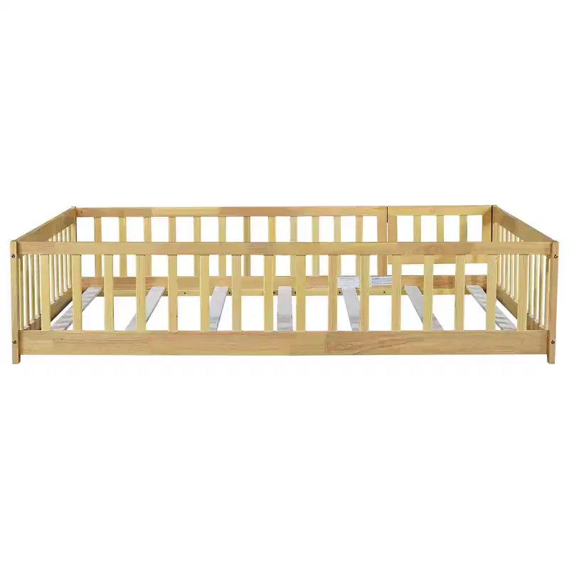 Lit au sol Montessori pleine grandeur Bellemave avec clôture et porte, lit bas en bois pour enfants avec barrières de sécurité, en bois d'hévéa massif, assemblage facile
