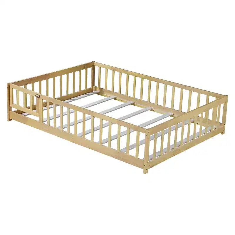 Lit au sol Montessori pleine grandeur Bellemave avec clôture et porte, lit bas en bois pour enfants avec barrières de sécurité, en bois d'hévéa massif, assemblage facile