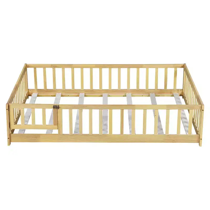 Lit au sol Montessori pleine grandeur Bellemave avec clôture et porte, lit bas en bois pour enfants avec barrières de sécurité, en bois d'hévéa massif, assemblage facile